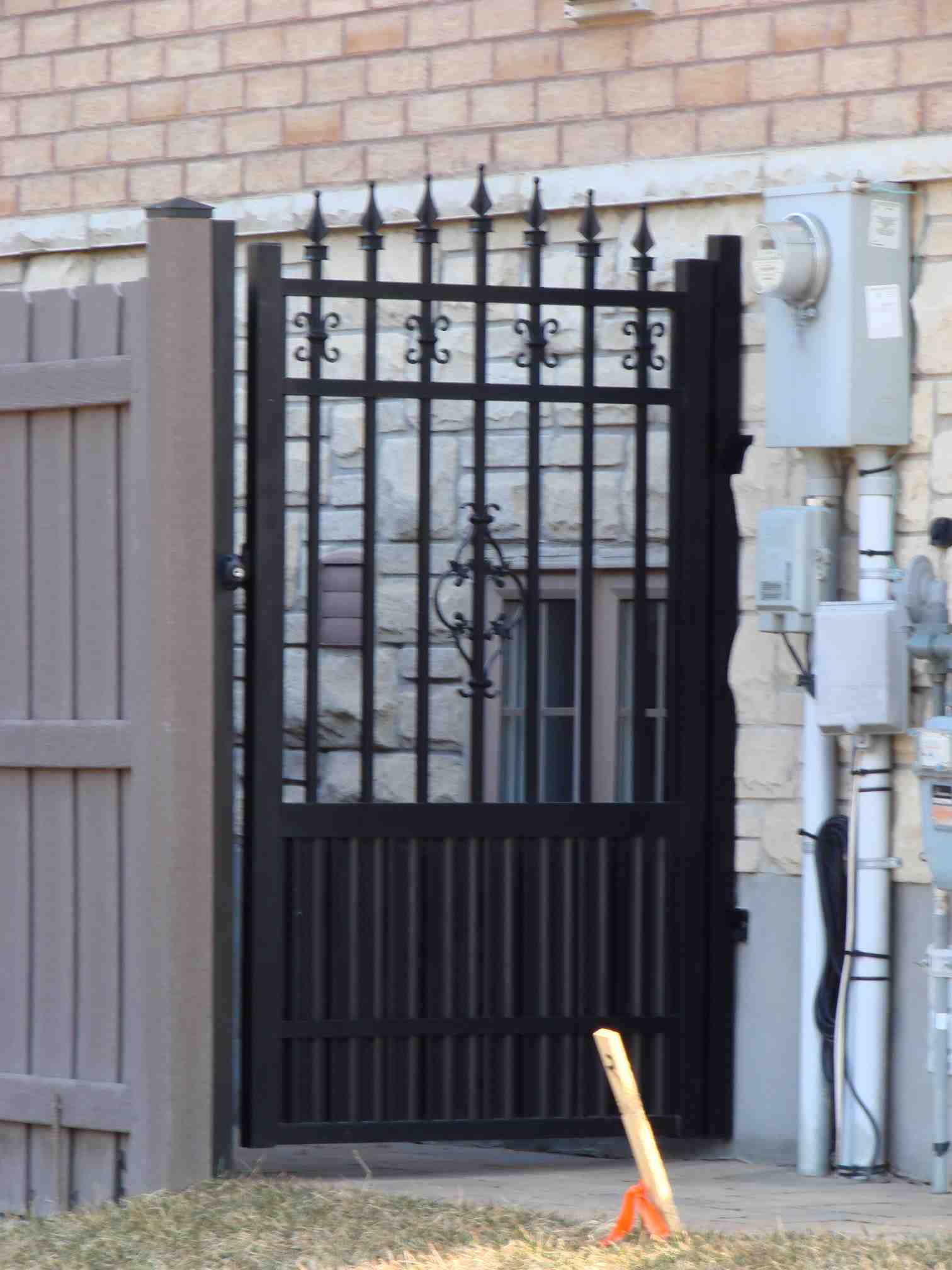 aluminium-side-gate-bespoke-gates-tfs-gates-ubicaciondepersonas-cdmx